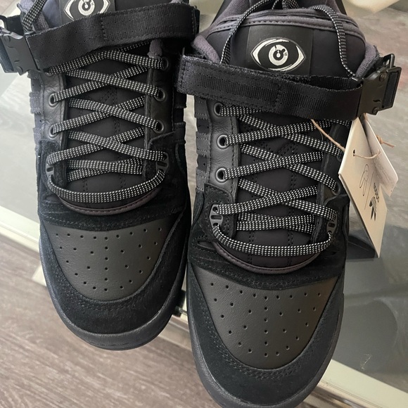 FORUM BUCKLE LOW
"Bad Bunny - Back To School" - Picture 2 of 3